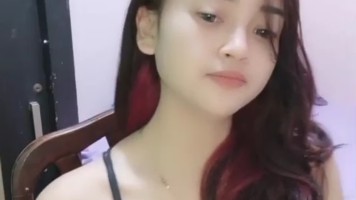 Novrilia Cantik Show Payudara Nongol